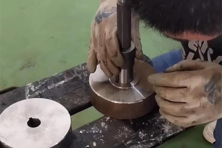 感應(yīng)加熱器-內(nèi)孔熱裝.jpg 感應(yīng)加熱器-內(nèi)孔熱裝.jpg