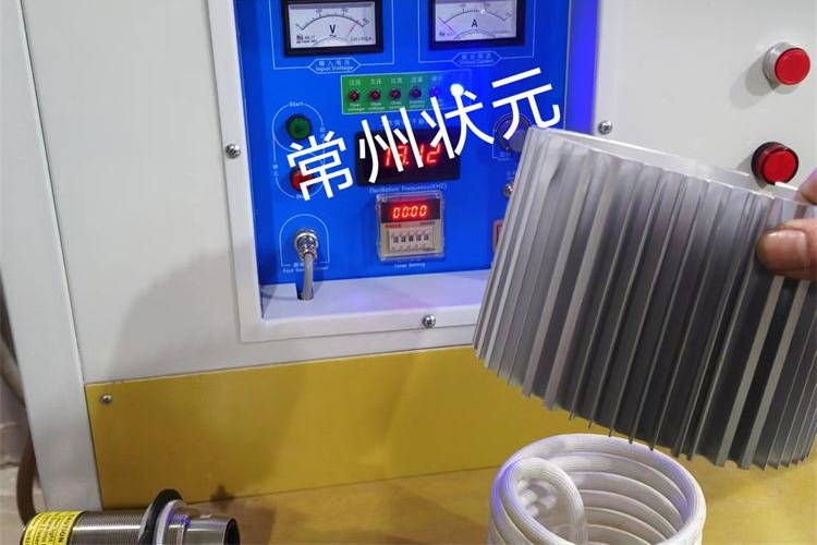 中頻機(jī)殼加熱設(shè)備-常州狀元電器.jpg 中頻機(jī)殼加熱設(shè)備-常州狀元電器.jpg